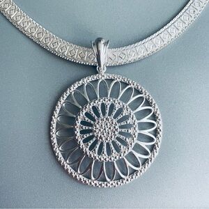 Vintage Milor Italy Filigree Daisy Pendant Herringbone Textured Chain Ne…
